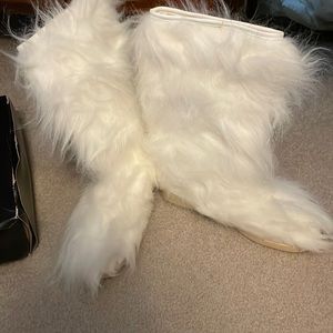 Boots with the FFUURR!